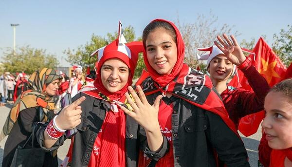 عکس دختر پرسپولیسی در ورزشگاه آزادی