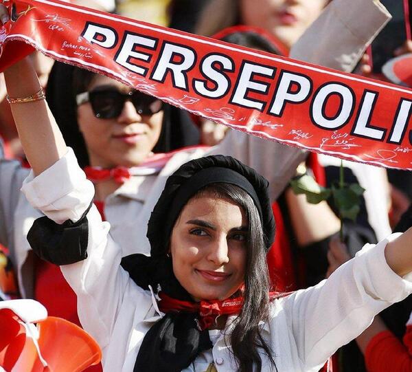 عکس دختران پرسپولیسی در ورزشگاه آزادی