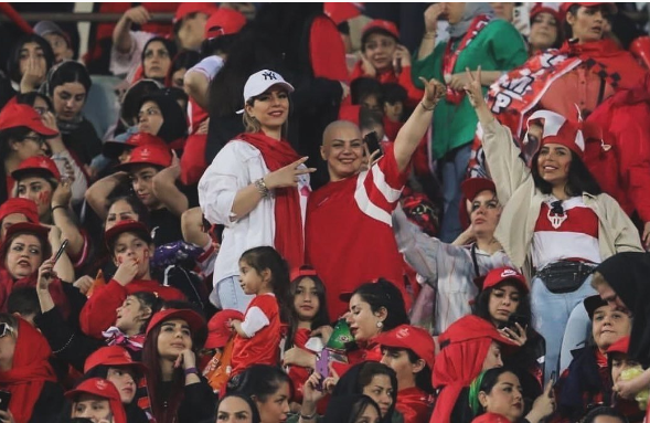 عکس دختران پرسپولیسی در ورزشگاه آزادی