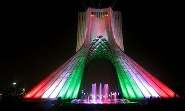 عکس میدان آزادی در شب