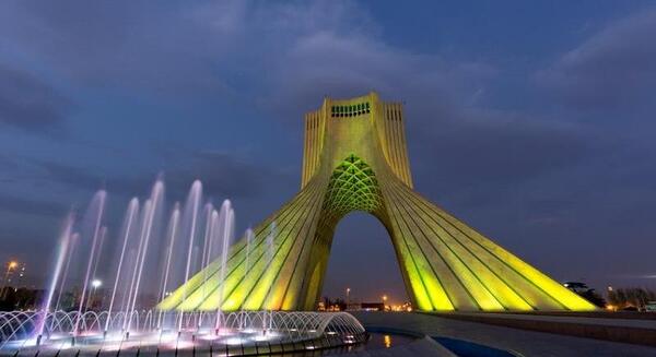 عکس میدان آزادی در شب