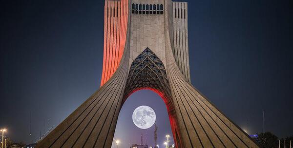 عکس برج آزادی تهران در شب