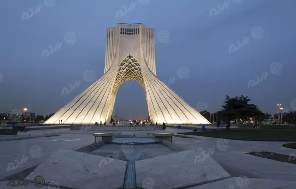عکس با برج آزادی