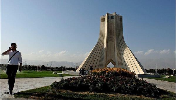 عکس با برج آزادی