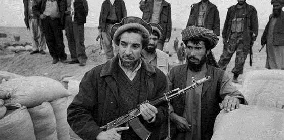 عکس احمد شاه مسعود با لباس نظامی
