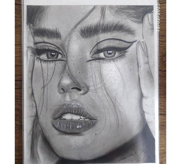 عکس نقاشی چهره دختر سیاه سفید