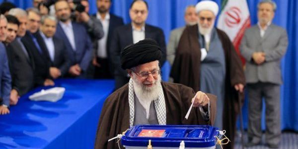 عکس رهبر انقلاب در حال رای دادن