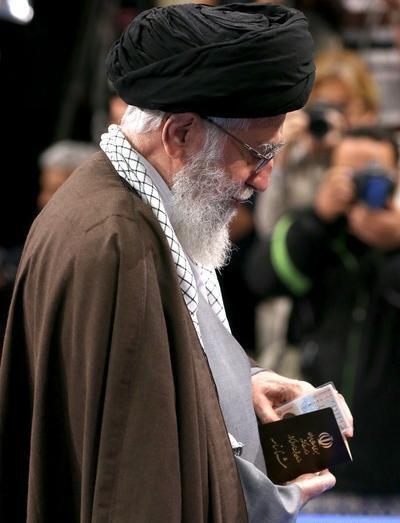 عکس رهبر انقلاب در حال رای دادن