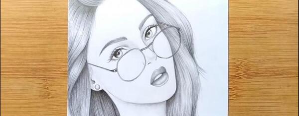 عکس نقاشی دختر عینکی کودکانه