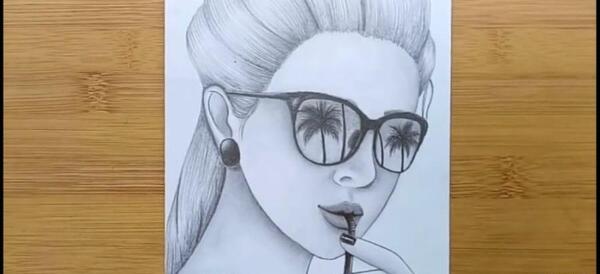 عکس نقاشی دختر عینکی سیاه قلم