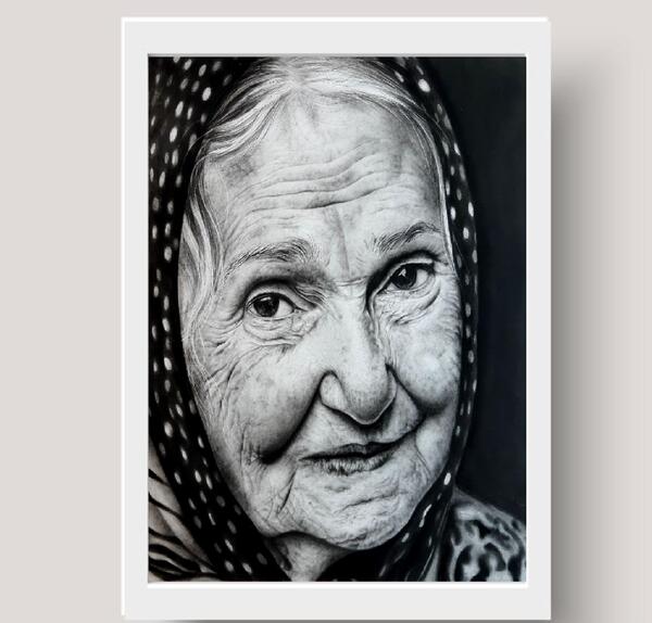 عکس نقاشی دختر عینکی سیاه قلم