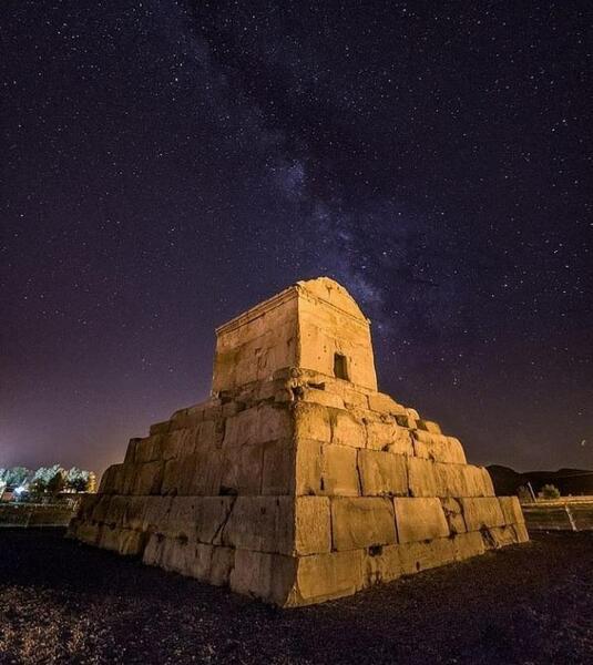 عکس پاسارگاد در شب