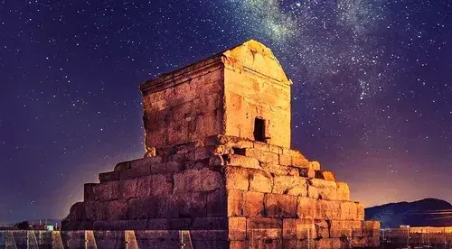 عکس آرامگاه کوروش در شب
