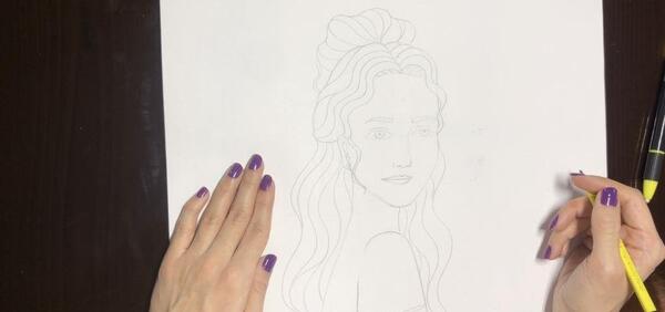 عکس نقاشی دختر مو فرفری اسان