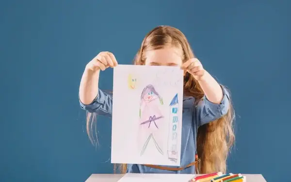 عکس نقاشی دختر نقاش ساده