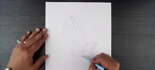 عکس نقاشی دختری که داره دعا میکنه