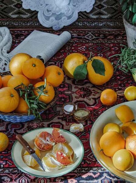 عکس پاییزی با نارنگی