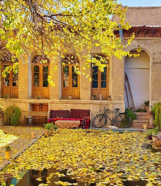 عکس خانه قدیمی پاییزی