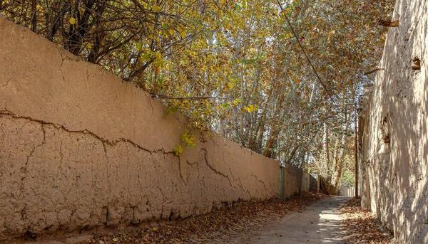عکس خانه قدیمی پاییزی