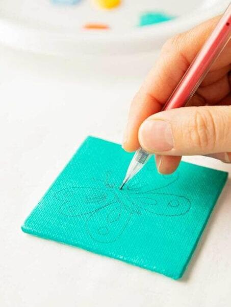 عکس نقاشی روی بوم کوچک ساده