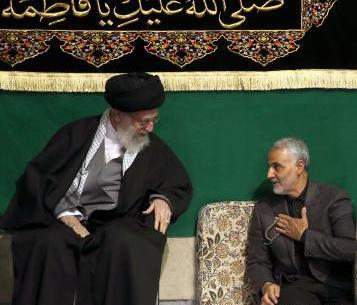عکس آقا و حاج قاسم سلیمانی