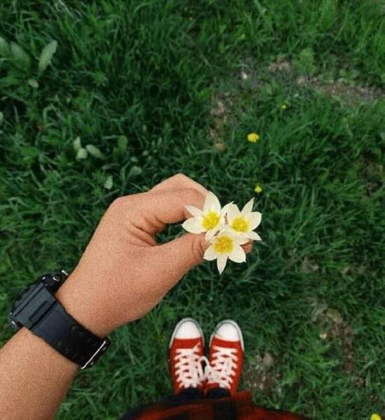 عکس دختر گل به دست برای پروفایل
