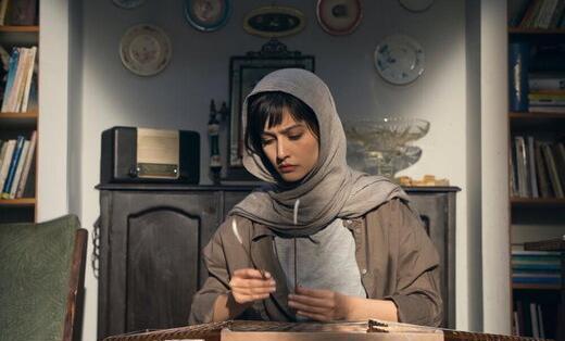 عکس هنری دختر با سنتور