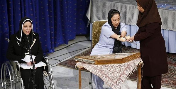 عکس هنری دختر با سنتور