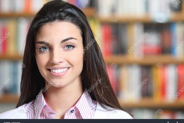 عکس هنری دختر در کتابخانه