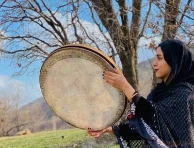 عکس هنری دختر با دف