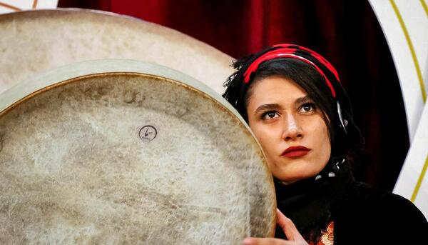 عکس هنری دختر با دف