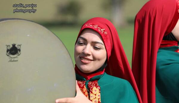 عکس هنری دختر با دف