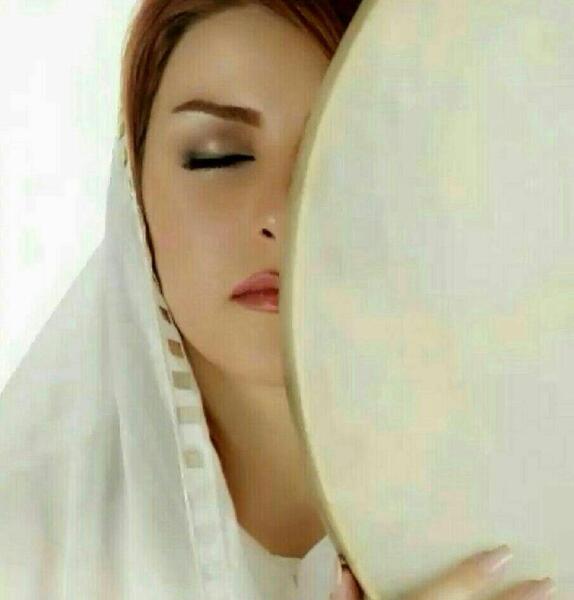 عکس هنری دختر با دف