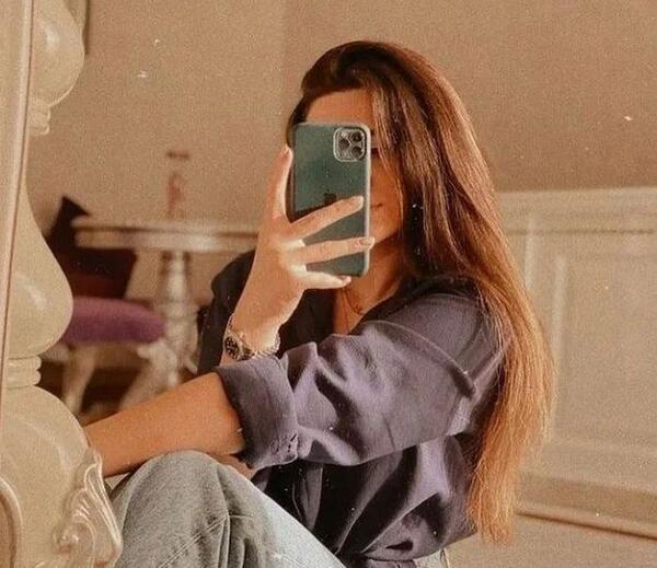 عکس دختر نیم رخ با گوشی