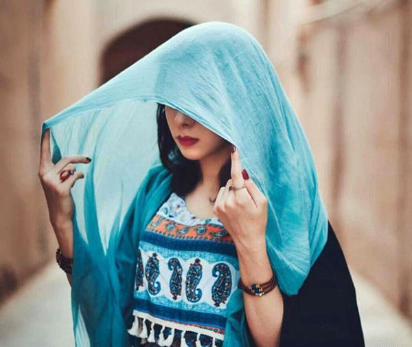 عکس دختر نیمرخ طبیعی با شال
