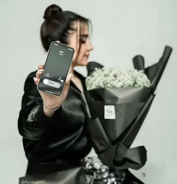عکس دختر سلفی با گوشی