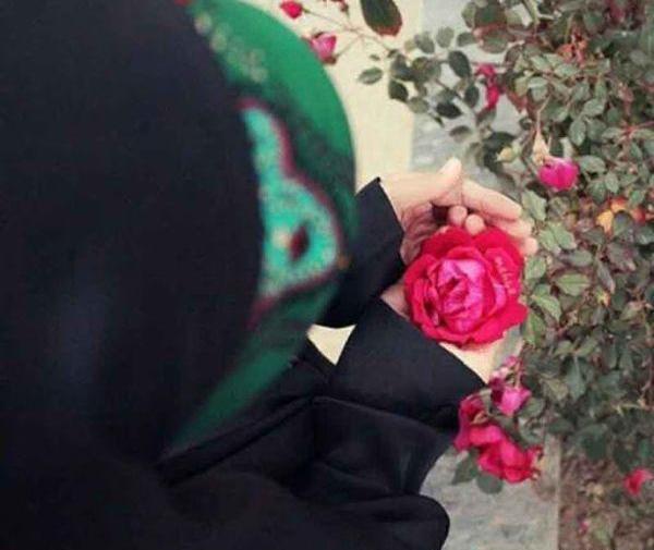 عکس دختر دستش گل