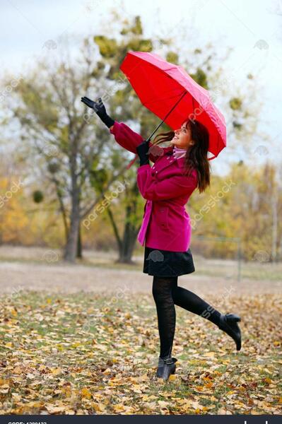 عکس دختر در باران پاییزی