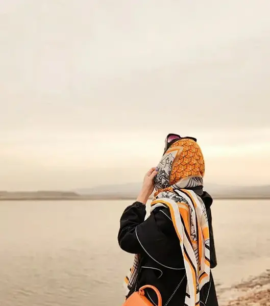 عکس دختر محجبه با روسری از پشت سر