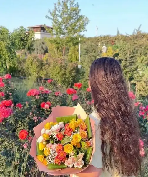 عکس خانم زیبا در باغ