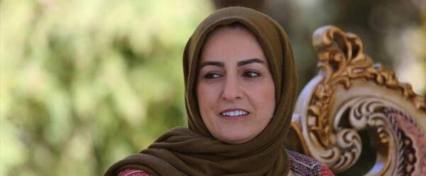 عکس خانم شیرزاد در ساختمان پزشکان