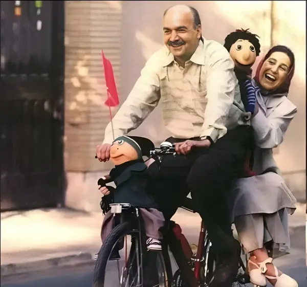 عکس آقای مجری کلاه قرمزی