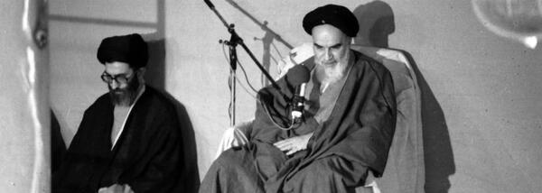 عکس آقای خامنه ای با سیگار