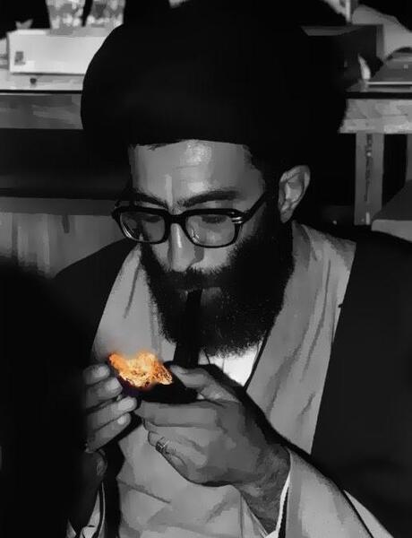 عکس آقای خامنه ای با سیگار