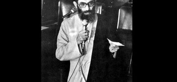 عکس آقای خامنه ای با سیگار