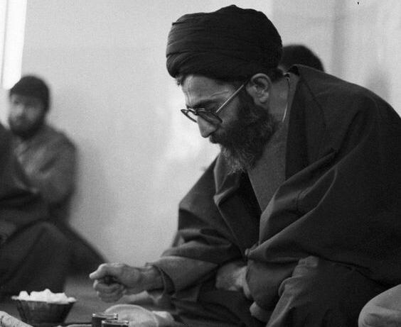عکس آقای خامنه ای با سیگار