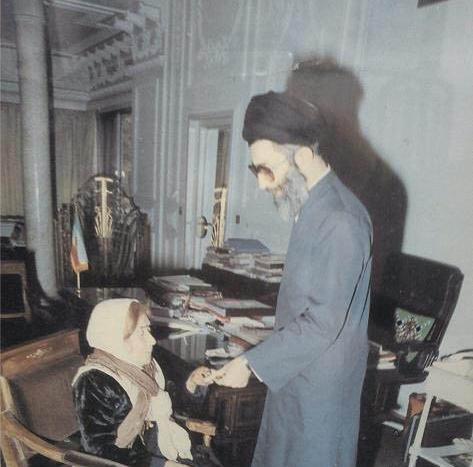 عکس آقای خامنه ای با پیپ