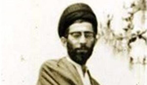 عکس آقای خامنه ای با پیپ