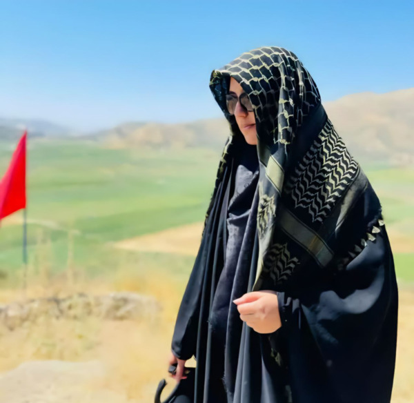 عکس حاج قاسم با چفیه به سر