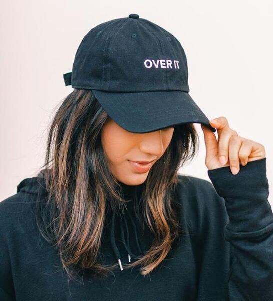 عکس دختر با کلاه زرد